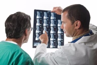Le médecin ressemble à des photos de la colonne vertébrale