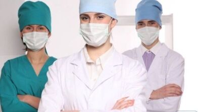 Les médecins donnent des recommandations aux patients atteints d'ostéochondrose thoracique.