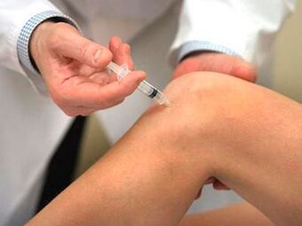 injection dans l'articulation du genou souffrant d'arthrose